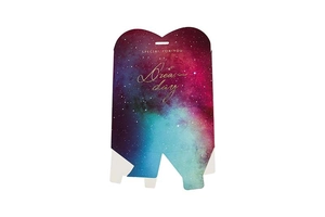Dettaglio scatola regalo galassia con chiusura a cuore e testo dorato Dream Day