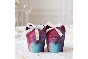 Dettaglio di scatole regalo cielo stellato con eleganti fiocchi in raso bianco e decorazioni