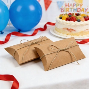Scatola a cuscino in carta kraft con fiocco in corda per confezione regalo di compleanno
