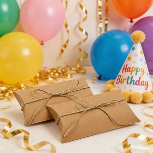 Vista dettagliata di scatole regalo a cuscino in carta kraft con corda di canapa