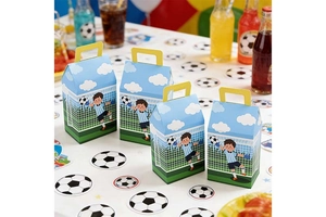 Détail de boîtes cadeaux de football avec joueurs de dessin animé et poignées sur la table