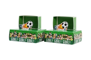 Vue détaillée de la boîte cadeau foot 3D avec motifs de buts et texture vert herbe