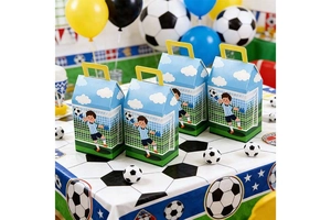 Détail de boîtes cadeaux de foot avec motif de gardien et poignées jaunes pour enfants