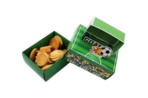 Détail d'une boîte cadeau but de foot 3D avec motif gazon et biscuits au beurre frais