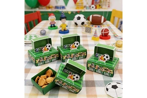 Détail de boîtes cadeaux de football en forme de but avec texte GOAL pour fêtes d'enfants