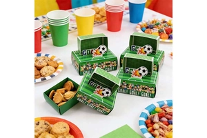 Détail de boîtes cadeaux de foot avec texture gazon et graphisme goal pour anniversaire