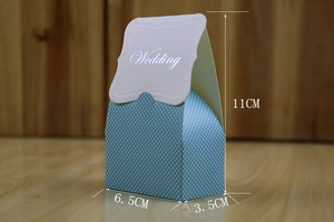 Detailed view of blue polka dot wedding candy box with dimensions 11x6.5x3.5cm