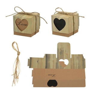 Europäische Kraftpapier-Bonbonschachtel mit Holzmaserung, Herz-Ausschnitt und Love-Aufdruck