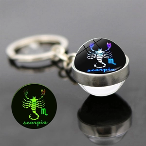 Porte-clés boule en verre Scorpion lumineux avec effet phosphorescent et motif zodiaque