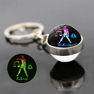 Porte-clés Balance lumineux avec boule en verre de cristal et pendentif phosphorescent