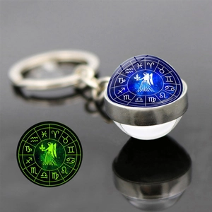 Porte-clés lumineux en boule de verre double face avec constellation de la Vierge