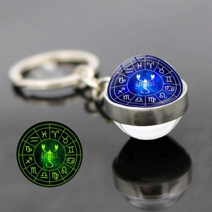 Porte-clés Scorpion en verre avec effet lumineux vert brillant dans le noir