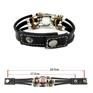 Dettaglio del bracciale in pelle Jujutsu Kaisen con ciondolo Yuji Itadori e perline in legno