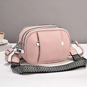 Sac bandoulière rose multicouche en cuir grainé avec large sangle géométrique