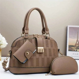 Set borse da donna in tre pezzi con borsa a conchiglia in ecopelle kaki testurizzata e oro