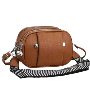Sac bandoulière en cuir marron avec trois compartiments zippés et sangle large