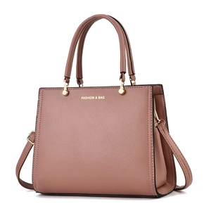 Elegante altrosa mehrlagige Handtasche aus Leder mit goldenen Akzenten und Schultergurt