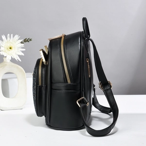 Vista lateral de la mochila negra de cuero PU con cremalleras doradas y detalle de lentejuelas