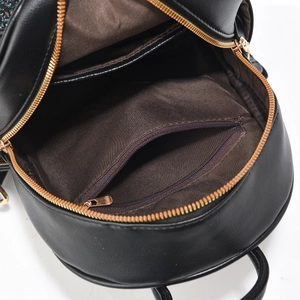 Detalle del interior de la mochila con compartimentos organizados y cremallera dorada fina