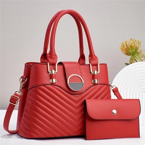 Ensemble sac à main rouge matelassé en V et portefeuille avec décor moderne
