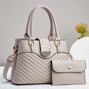 Détail du sac cabas matelassé beige et pochette assortie avec anneau doré chic