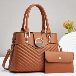 Ensemble sac à main en similicuir marron avec matelassage en V et détails dorés