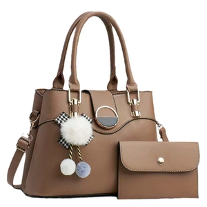 Ensemble sac à main marron en simili cuir avec anneau métallique et ruban pied-de-poule