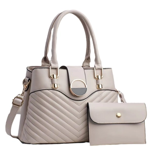 Grand sac à main beige matelassé en V et pochette assortie avec détails dorés