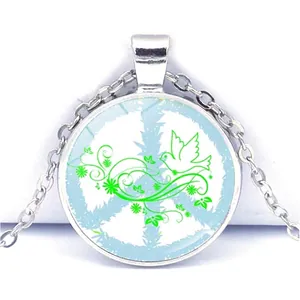 Collana con segno di pace in argento e ciondolo in vetro con motivi floreali e colomba