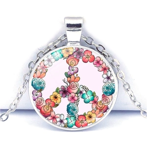 Collana con ciondolo segno della pace color argento e motivi floreali stile pop art