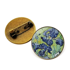 Détail de la broche artistique Iris de Van Gogh avec base en bronze et cabochon en verre