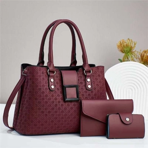 Dunkelrotes dreiteiliges Handtaschen-Set mit Webmuster-Details und Metallschnalle