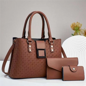 Detailliertes Set aus drei braunen Tragetaschen mit Webstruktur inklusive Clutch und Etui