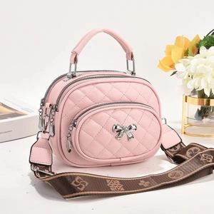 Sac bandoulière matelassé rose avec nœud argenté et large bandoulière à motifs