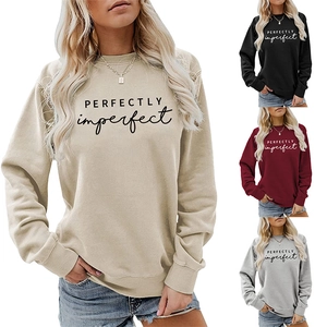 Détail de l'imprimé 'perfectly imperfect' sur un sweat-shirt décontracté pour femmes