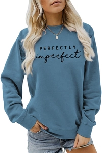 Détail d'un sweat bleu grisâtre avec imprimé PERFECTLY imperfect et col rond côtelé