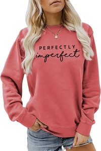 Détail du sweat-shirt col rond terre cuite avec imprimé PERFECTLY imperfect