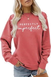 Détail du sweat à col rond rouge corail avec texte blanc PERFECTLY imperfect imprimé