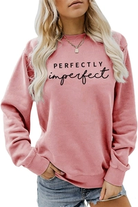 Détail de l'imprimé Perfectly Imperfect sur un sweat-shirt à col rond rose poudré