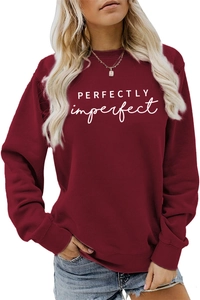Détail d'un sweat à col rond bordeaux avec imprimé Perfectly Imperfect blanc sur coton