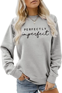 Vue détaillée de l'imprimé PERFECTLY imperfect noir sur sweat à col rond gris à manches