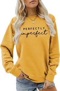 Détail du sweat jaune moutarde avec l'inscription noire PERFECTLY imperfect imprimée
