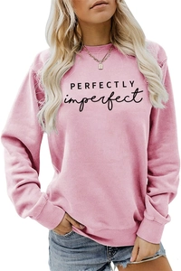 Détail du motif 'PERFECTLY imperfect' sur un sweat à col rond de couleur rose