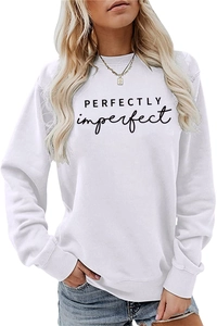 Détail du sweat-shirt blanc à col rond avec inscription PERFECTLY imperfect imprimée au torse