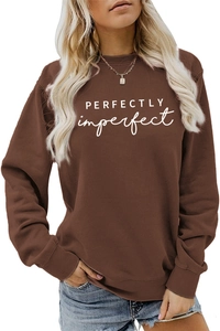 Détail de l'inscription Perfectly Imperfect blanche sur un sweat col rond marron