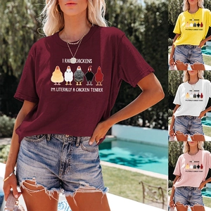 Détail de l'imprimé poulet coloré et du texte humoristique sur le T-shirt en coton