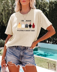 Détail d'un t-shirt en coton pour femme avec poulets colorés et slogan humoristique