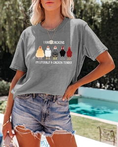 Détail d'un t-shirt gris en coton imprimé 'I Raise Chickens' avec un short en jean