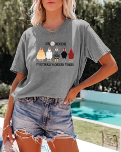 Détail d'un t-shirt gris en coton avec motif de poulet rigolo et texte humoristique
