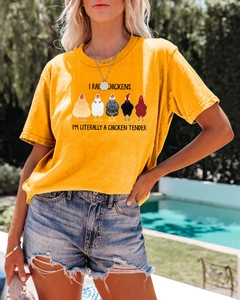Détail de l'imprimé poulet et du slogan sur un t-shirt en coton jaune pour femme